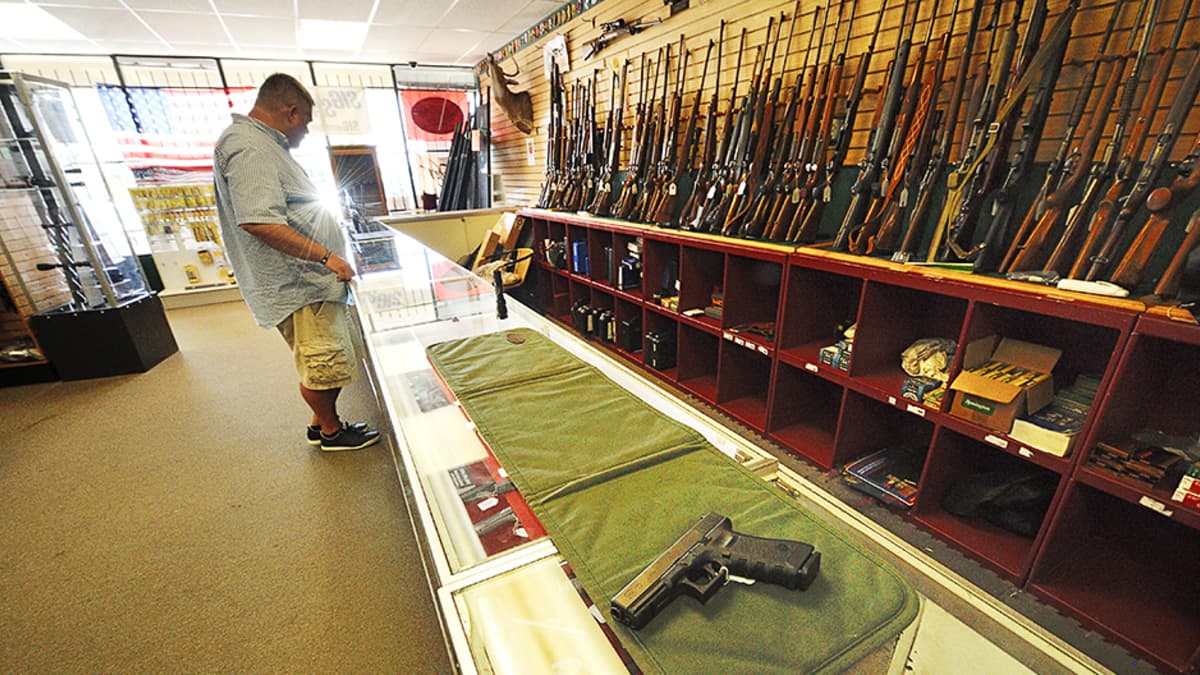 Asiakas katselee myytäviä aseita Rocky Mountain Guns and Ammo -liikkeessä Parkerissa, Coloradossa.