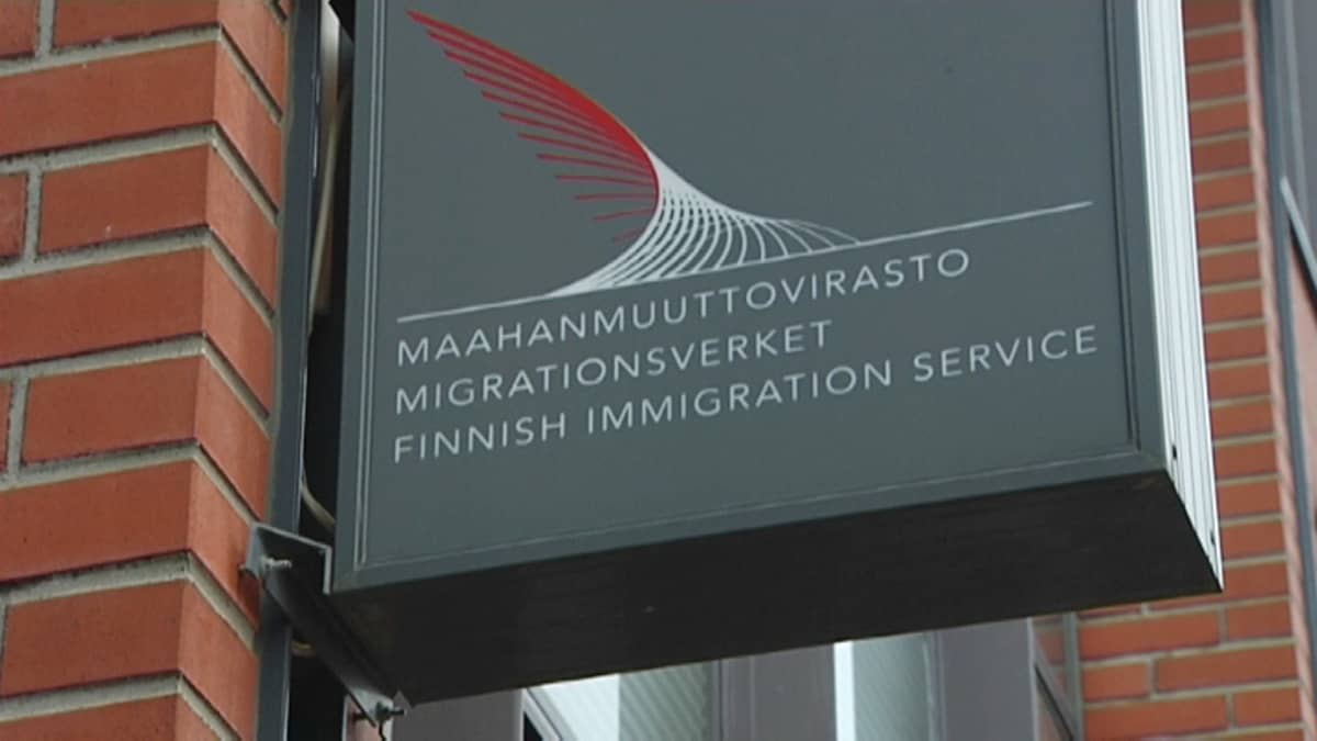 Maahanmuuttoviraston tunnus rakennuksen ulkoseinässä