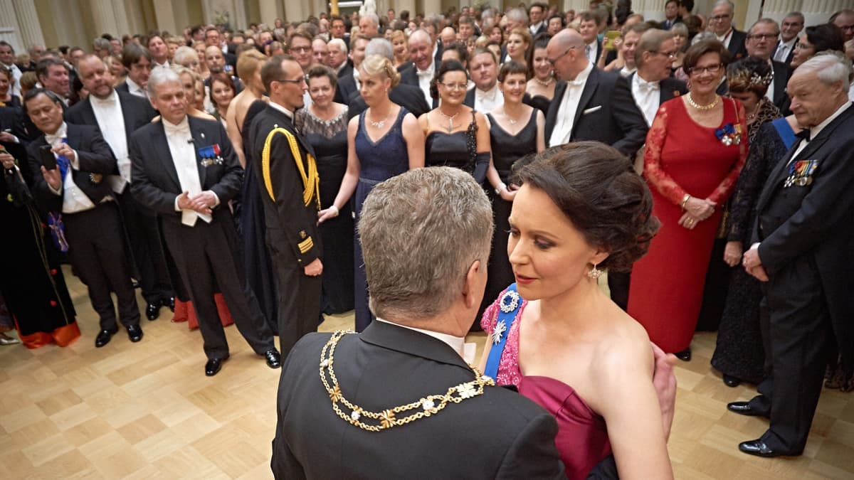 Sauli Niinistö ja Jenni Haukio tanssimassa