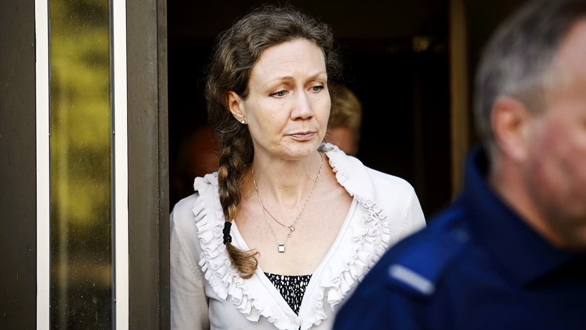 Anneli Auer poistumassa tauolle Porin käräjäoikeudesta elokuussa 2013.
