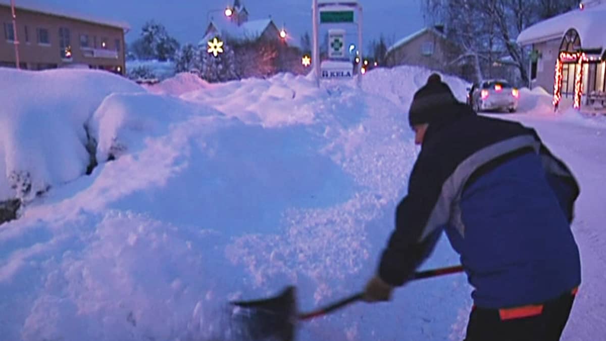 mies lapioimassa lunta