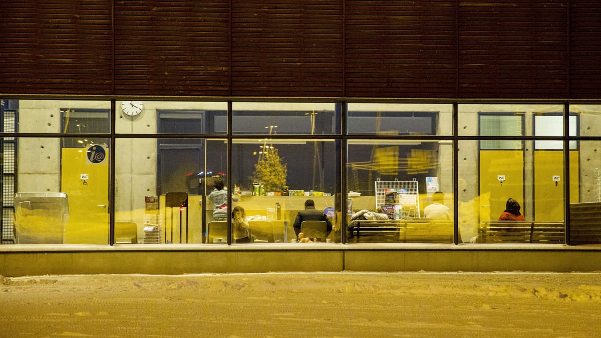 Turvapaikanhakijat odottavat jatkokuljetusta Sallan raja-asemalla.