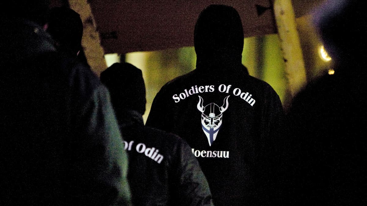 Soldiers of Odinin jäsenet marssivat Joensuussa.