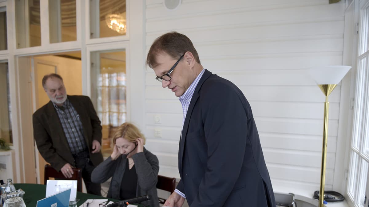 Pääministeri Juha Sipilä aloittelemassa Yle Radio Suomen Pääministerin haastattelutuntia.