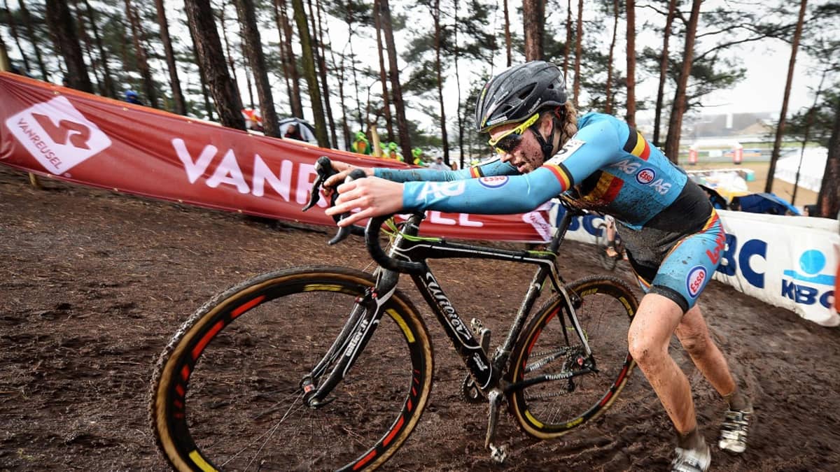 Belgialainen Femke Van Den Driessche cyclocrossin MM-kisoissa.