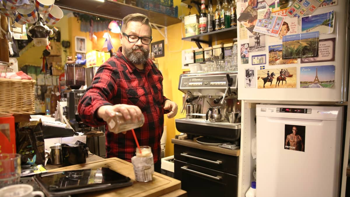 Kahvilayrittäjä Mikko Autio Bear Park Cafen tiskin takana Kalliossa