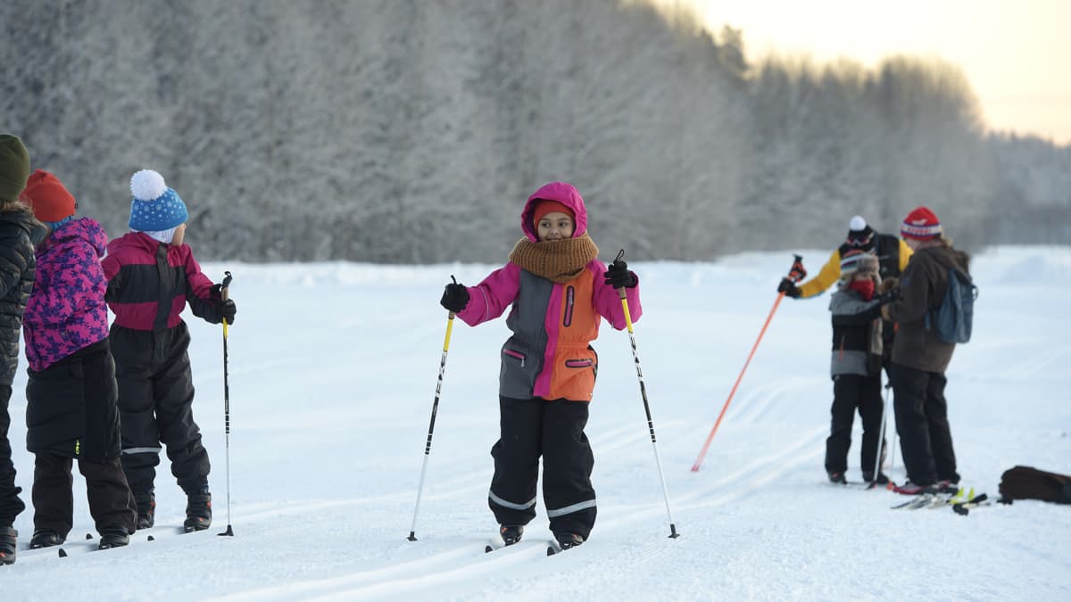 Maahanmuuttajalapsia hiihtoladulla Helsingin Paloheinässä talvipakkasessa keskiviikkona 20. tammikuuta.
