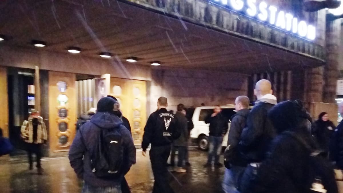 Soldiers of Odin -ryhmän jäseniä Helsingin Rautatieasemalla illalla 6. helmikuuta.