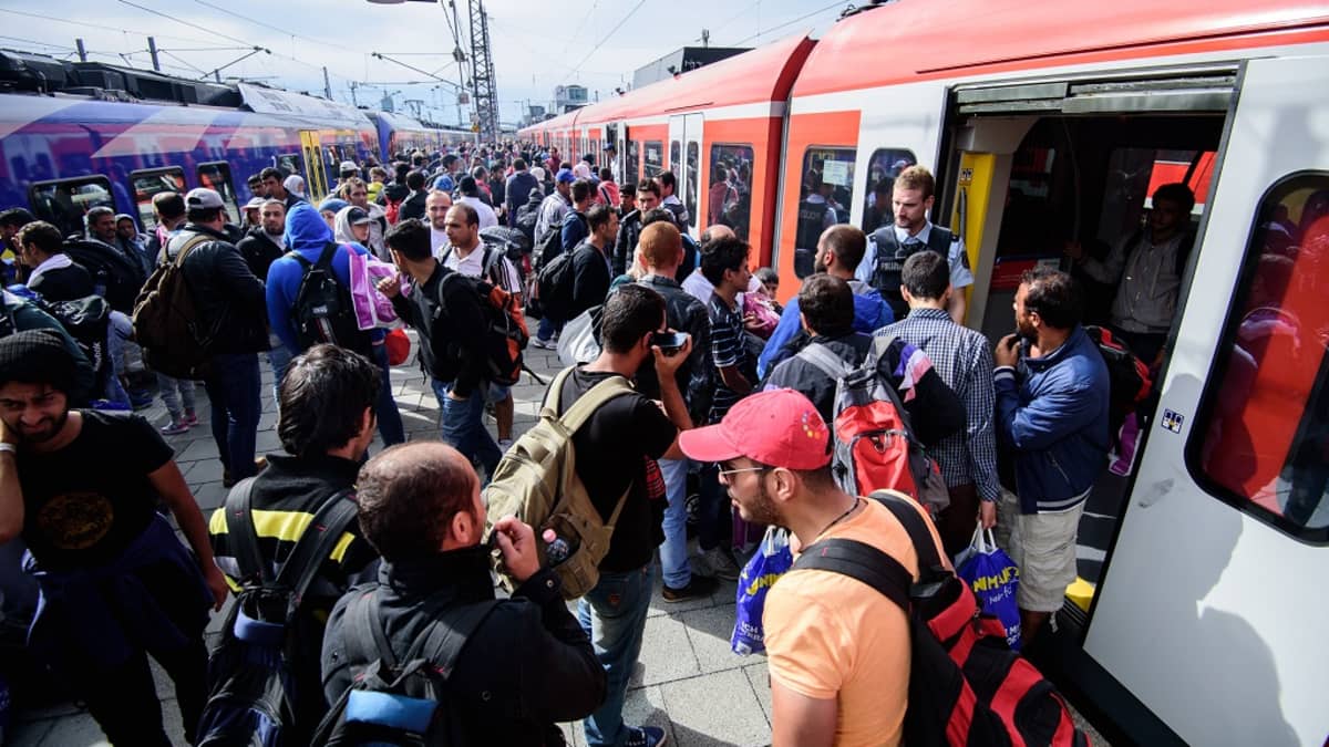 Turvapaikanhakijoita saapuu Münchenin rautatieasemalle 