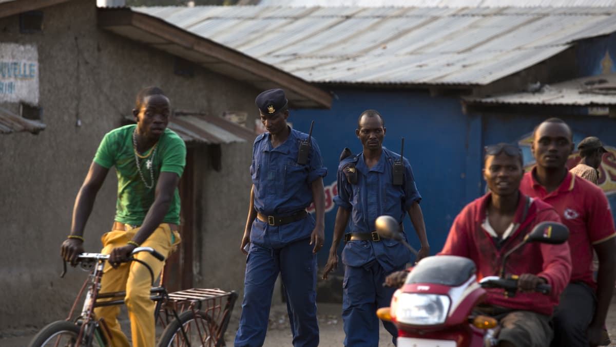 Poliisi partioi Bujumburan kaduilla heinäkuussa 2015.
