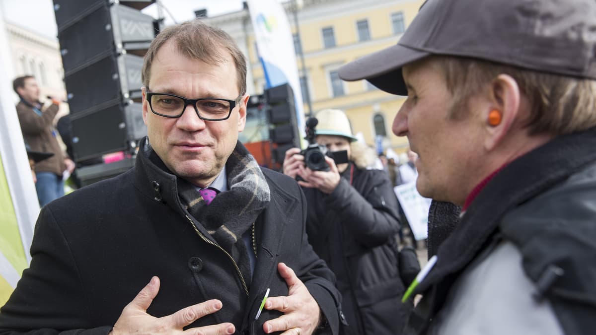 Pääministeri Juha Sipilä Helsingissä Senaatintorilla 11. maaliskuuta.