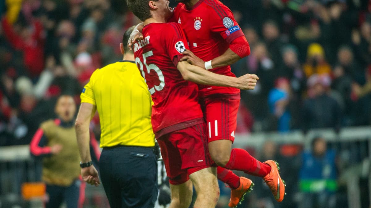 Thomas Müller nosti Bayernin jatkoajalle ottelun viime minuuteilla. 