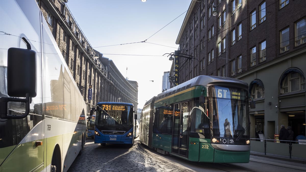 Busseja ja raitiovaunu.