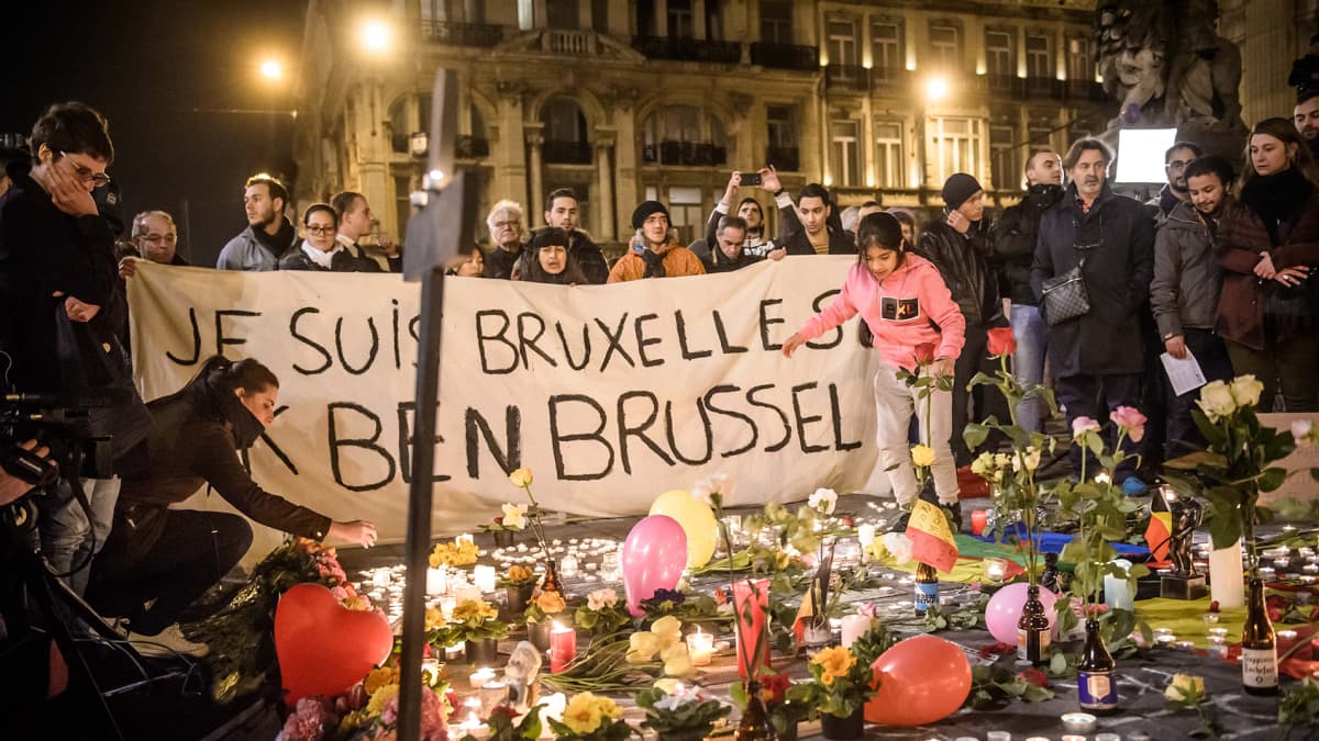 Ihmiset toivat kaduille kukkia ja kynttilöitä tiistai-iltana Brysselissä.