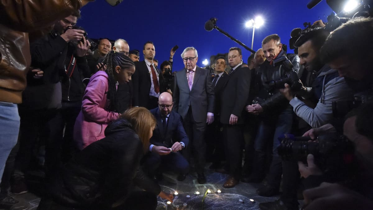 Belgian pääministeri Charles Michel ja Euroopan komission presidentti Jean-Claude Juncker sytyttivät kynttilöitä Bourse -aukiolla kunnioittaakseen terrori-iskujen uhrien muistoa.