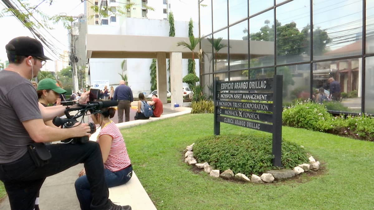 Toimittajia panamalaisen Mossack Fonseca -asianajotoimiston edustalla.