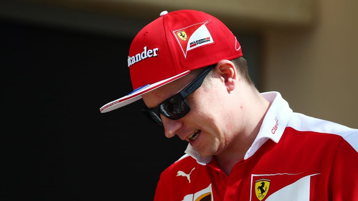Kimi Räikkönen hymyilee.