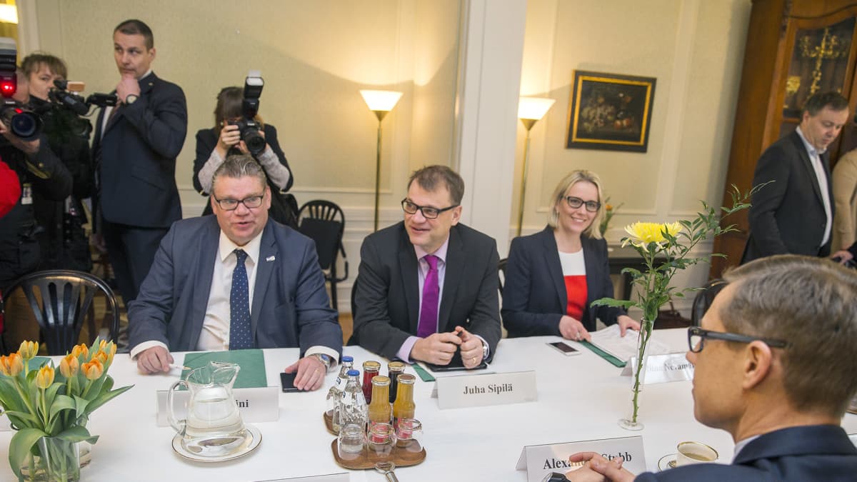Juha Sipilän hallitus kokoontuu kehysriiheensä Kesärannassa.