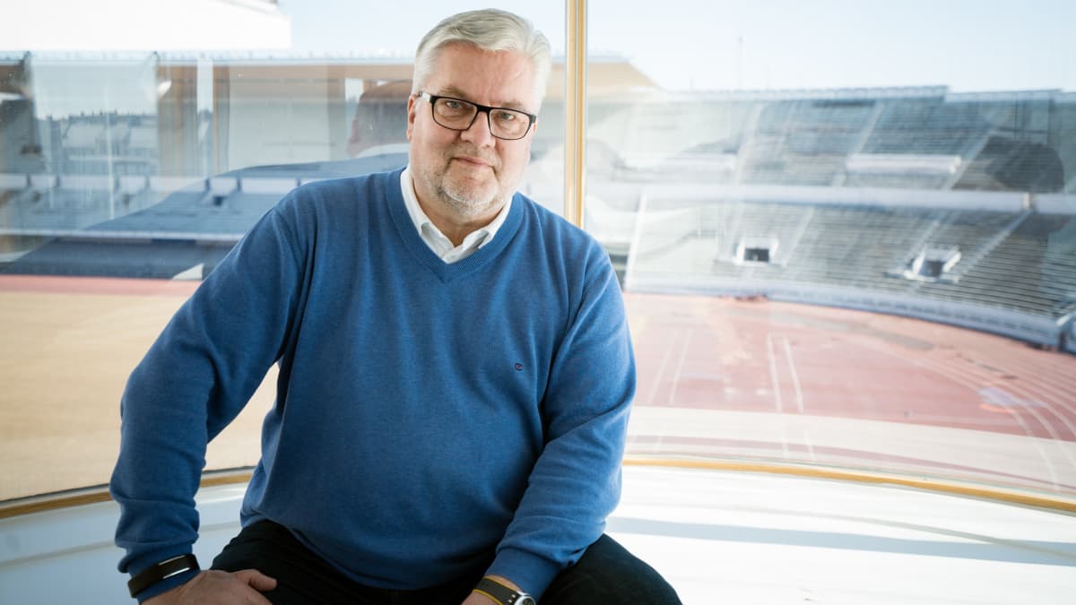 Harri Syväsalmi poseeraa kameralle. 