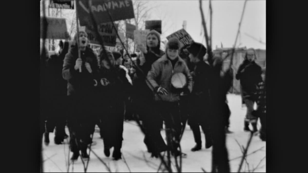 Koululaisia marssimassa julisteiden kanssa 70-luvulla.
