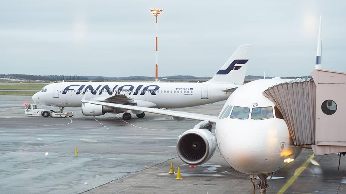 Finnairin lentokoneita Helsinki-Vantaan lentoasemalla.