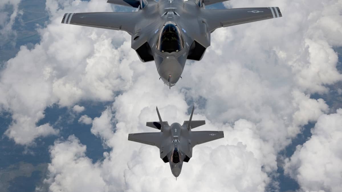 kaksi f-35 taistelukonetta