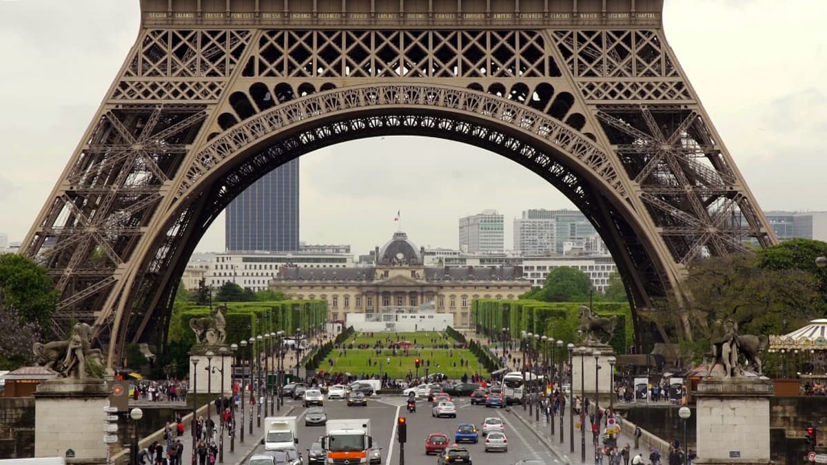 Eiffel-tornin juurelle pystytetään 13 hehtaarin fanikylä jalkapallokenttineen ja konserttilavoineen.