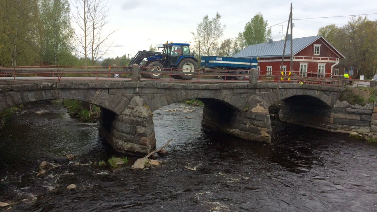traktori sillalla