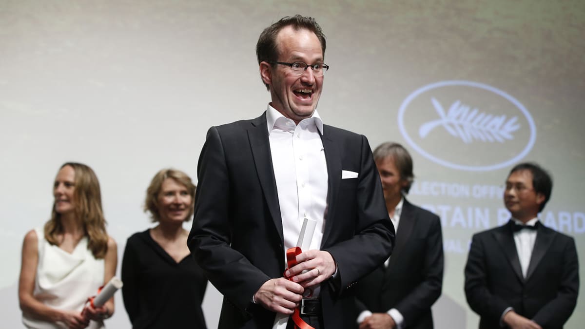 Juho Kuosmanen vastaanotti Cannesin elokuvajuhlien virallisen Un Certain Regard -kakkossarjan pääpalkinnon.