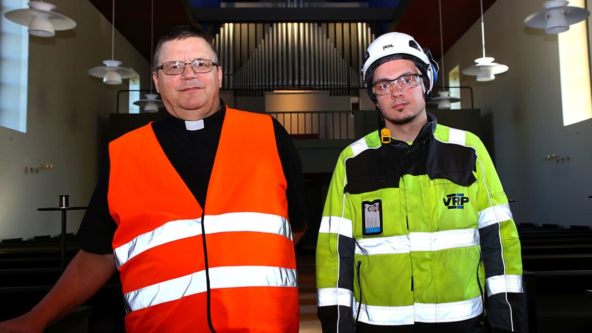 Lääninrovasti, kirkkoherra Simo Lampela ja rakennusmestari Veli-Matti Ahokas.