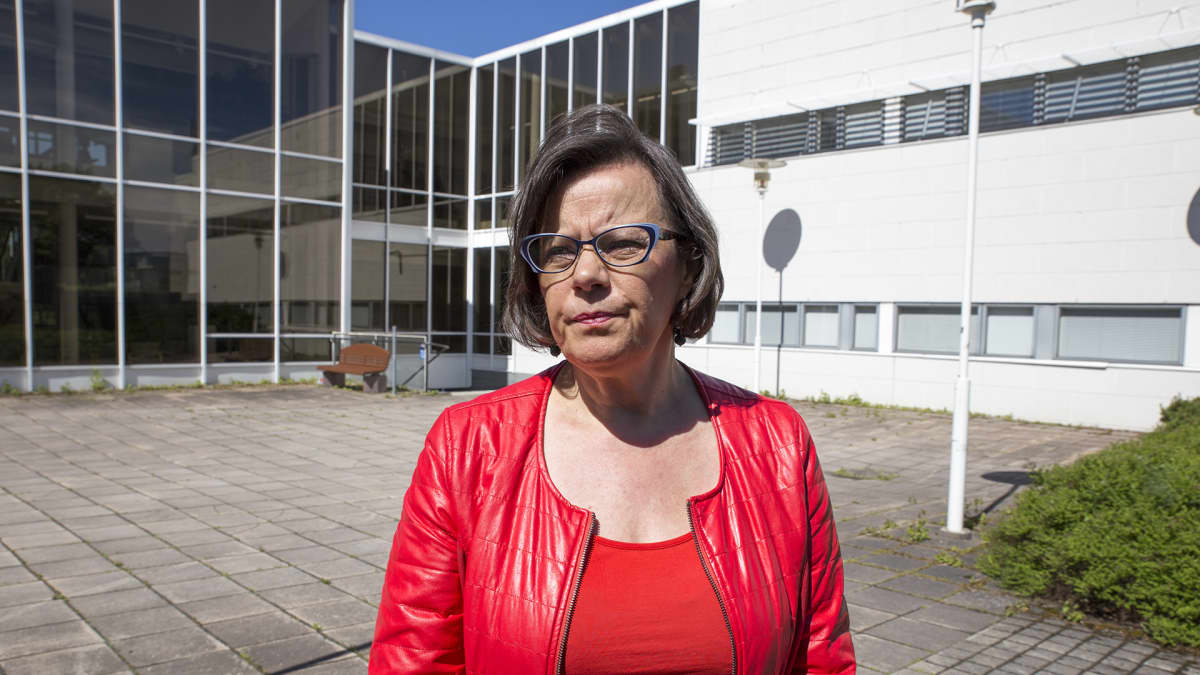 Nainen Mäntsälän kunnantalon pihalla.