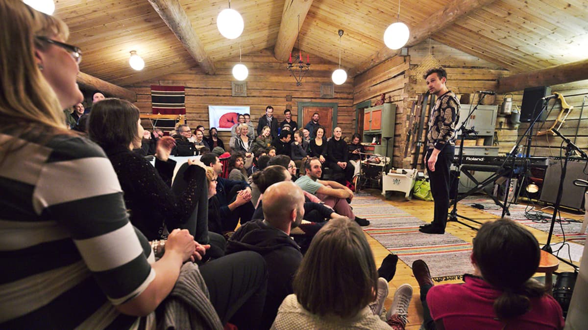 Yleisöryntäys Ojanperän pirtti-iltamiin.