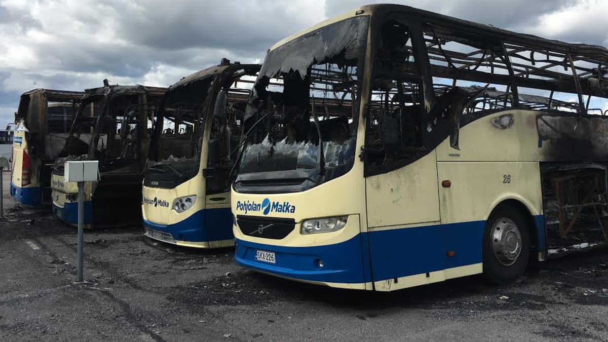 Palossa tuhoutuneita busseja Pohjolan Matkan varikolla