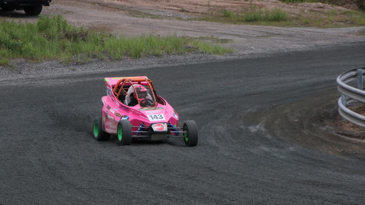 9-vuotias Maiju Niemi ajaa vaaleanpunaista crosskart-autoaan.