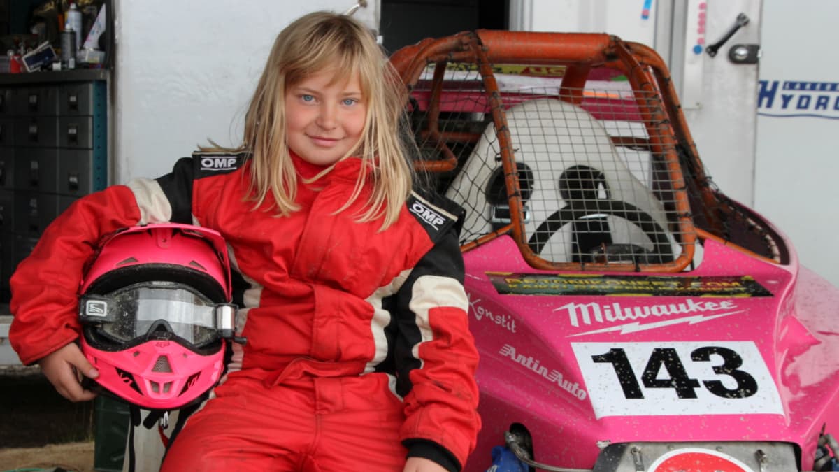 9-vuotias Maiju Niemi on Suomen ainoa crosskartia ajava tyttö.