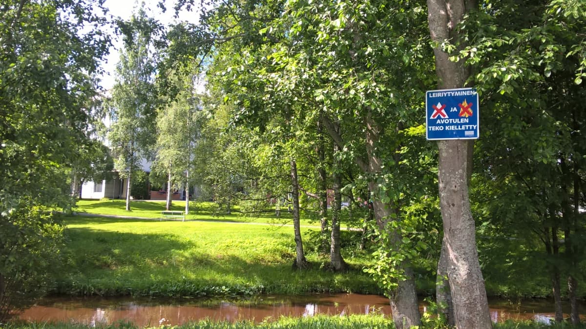 Leiriytyminen ja avotulen teko kielletty tienvarren puistoalueella.
