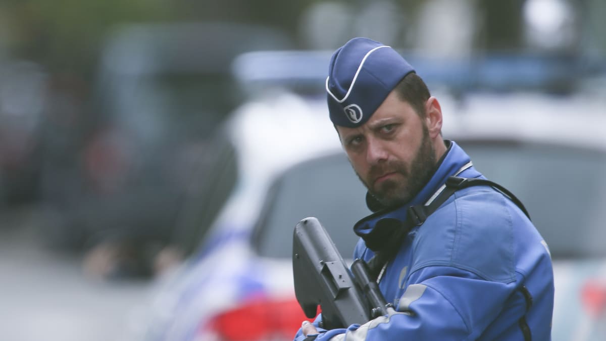 Poliisi vartioi Brysselissä perjantaina katua, jolla rekonstruoitiin maaliskuisen terrori-iskun kulkua. Pelot uudesta terrori-iskusta ovat kasvaneet jalkapallon EM-kisojen aikana.