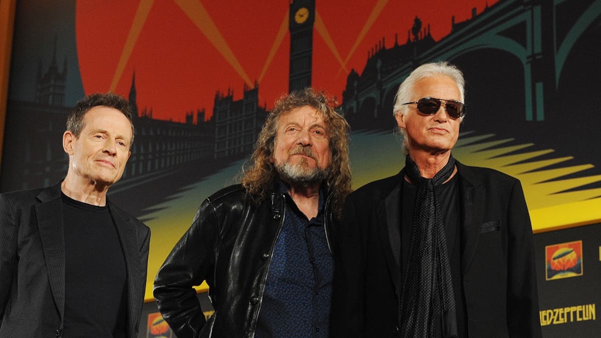 John Paul Jones, Robert Plant ja Jimmy Page. Taustalla piirroskuva Lontoosta.