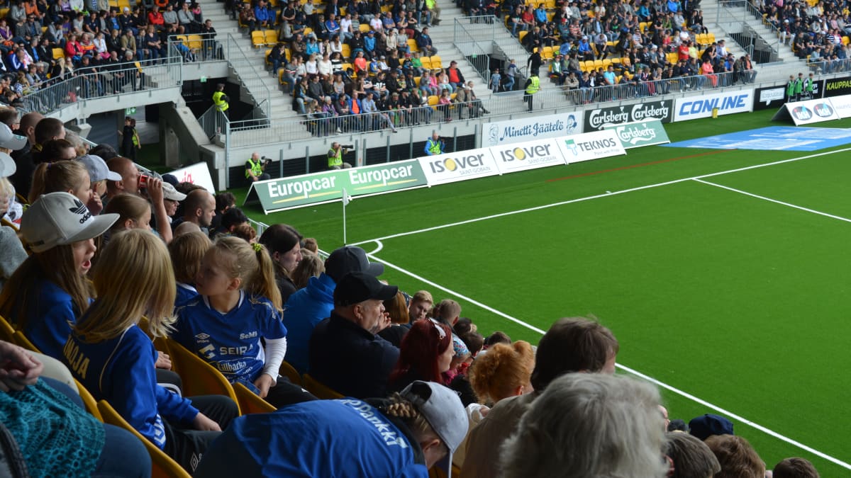 Yleisöä Seinäjoen jalkapallostadionilla.