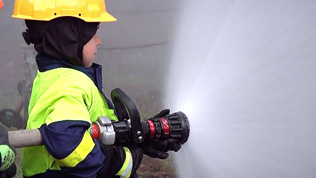 9-10 vuotiaat harjoittelevat sammutusletkun käyttöä