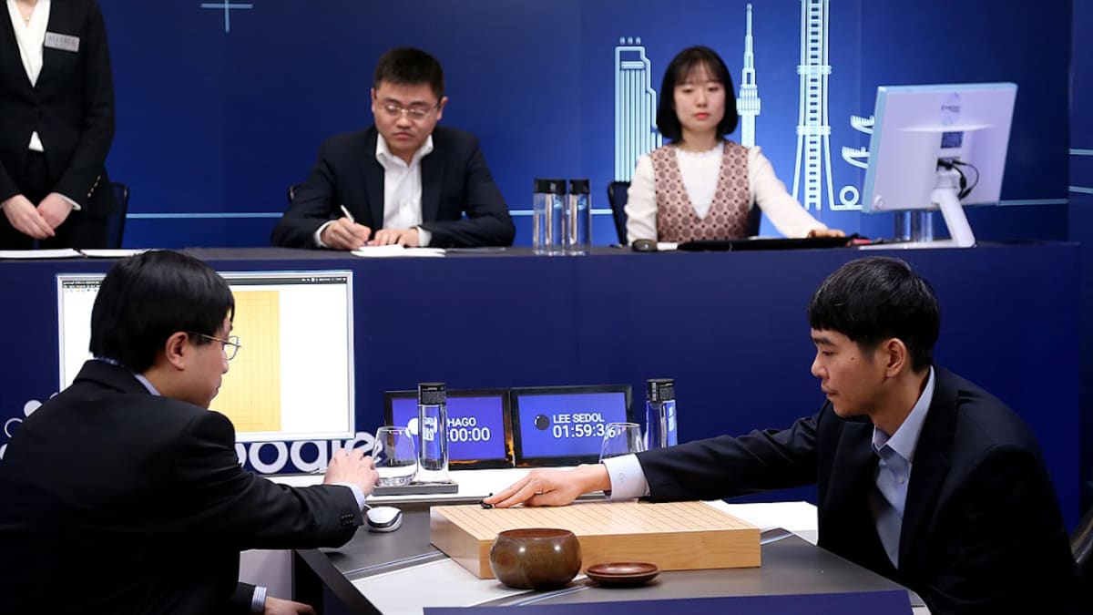 Etelä-Korean Lee Se-dol pelaa shakkia tekoälyä vastaan.