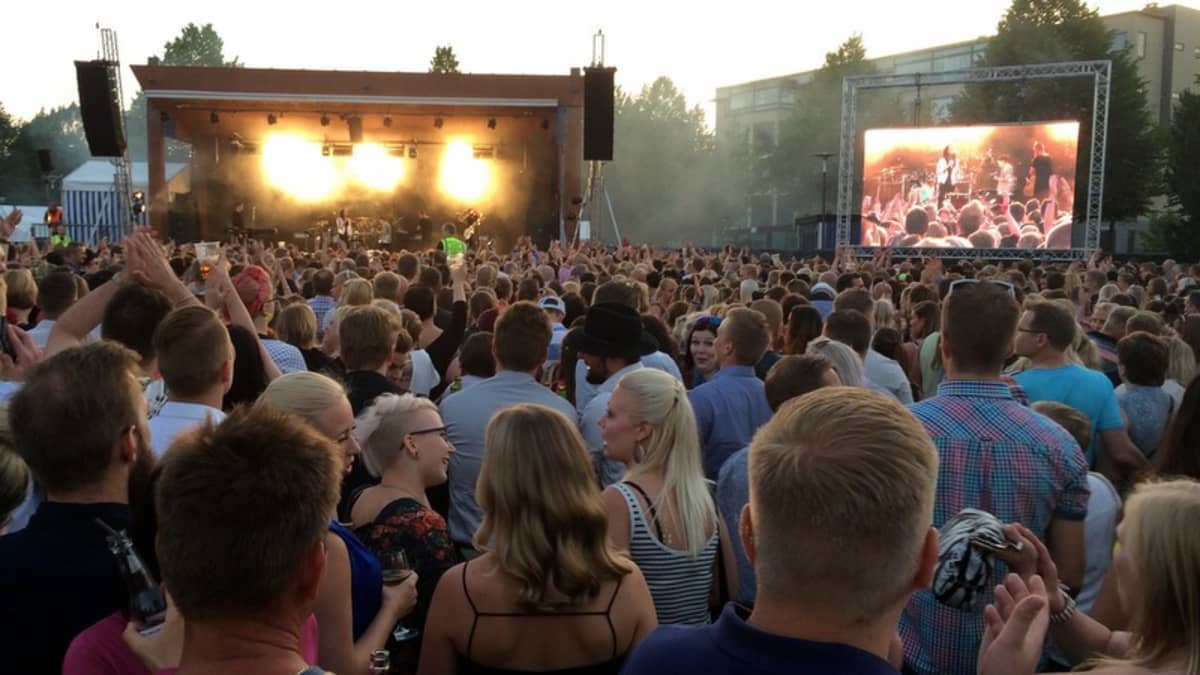 Yleisöä Kuopion viinijuhlilla heinäkuussa 2016