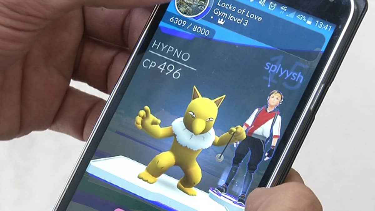 Pokémon Go -peli auki kännykän näytöllä.
