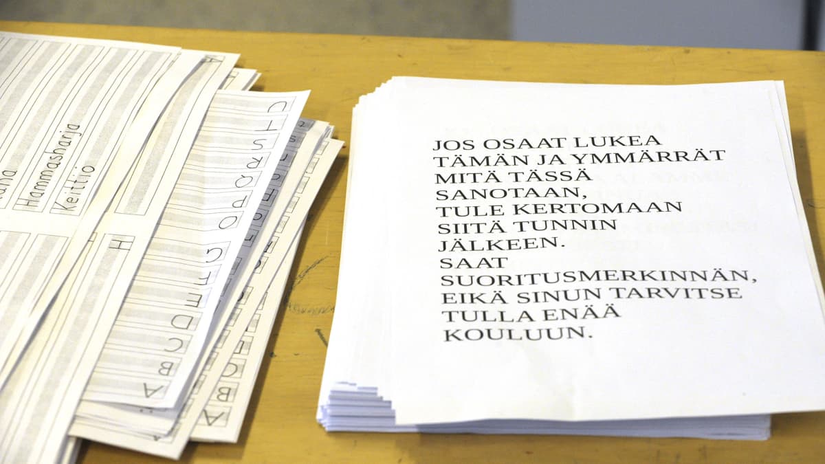 Suomen kielen ymmärtämisen testi pakolaisten vastaanottokeskuksessa.