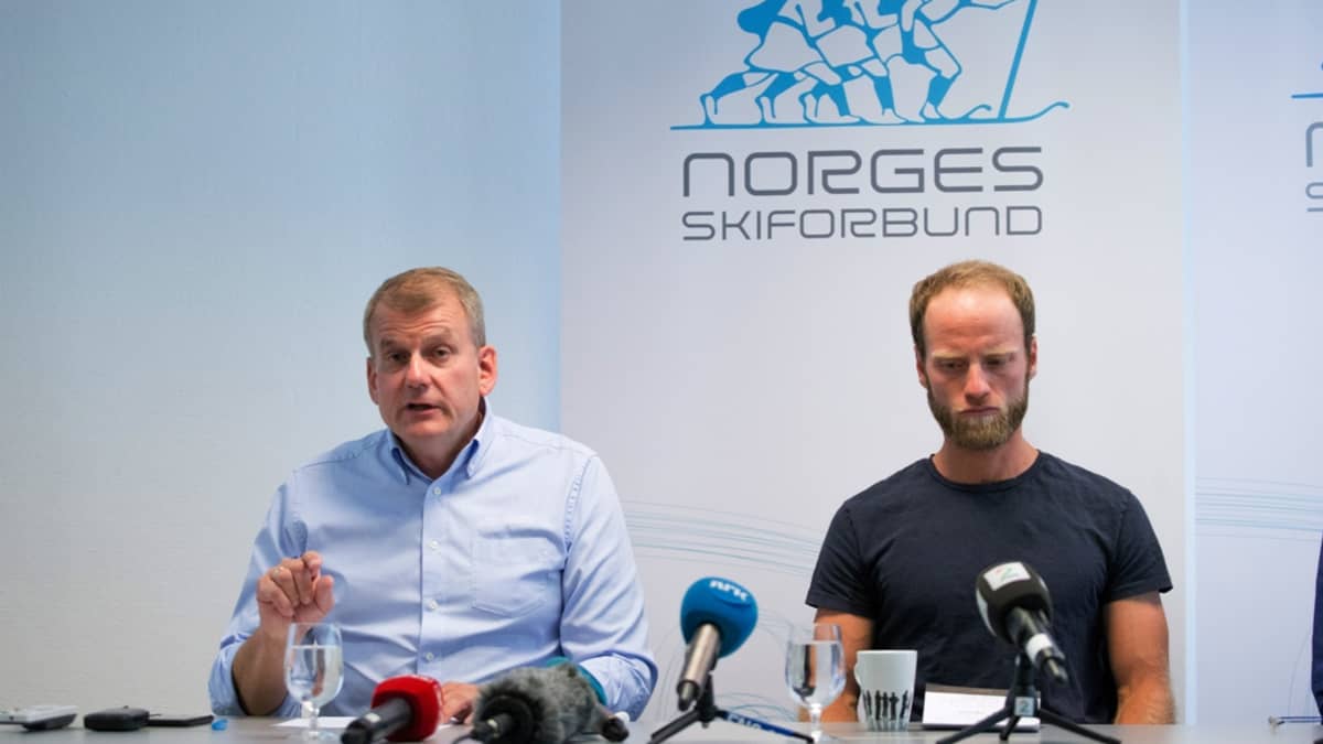 Norjan hiihtoliiton puheenjohtaja Erik Röste ja Martin Johnsrud Sundby tiedotustilaisuudessa.