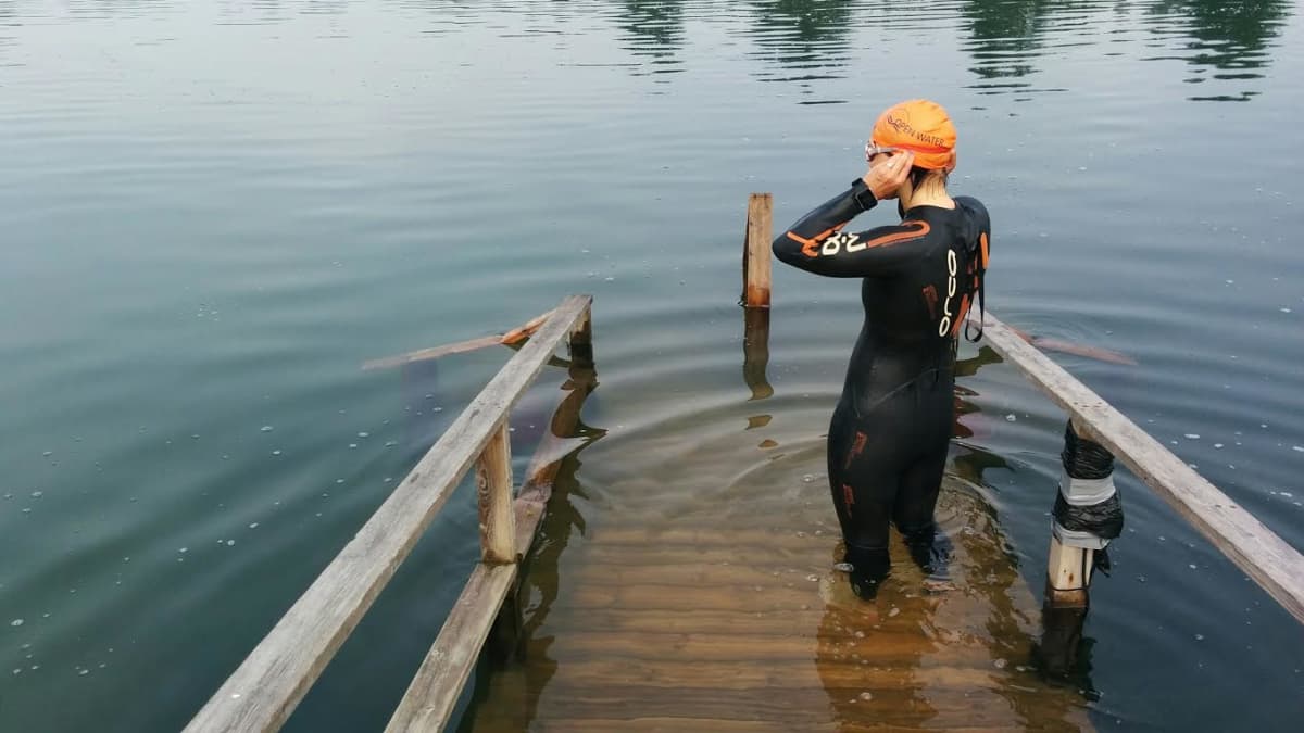 Seinäjokelainen triathlonisti Niina Mäenpää lähdössä aamu-uinnille. 