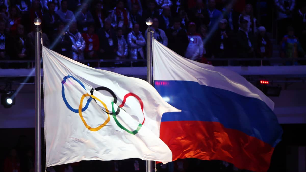 Venäjän ja kansainvälisen olympiakomitean lippu.