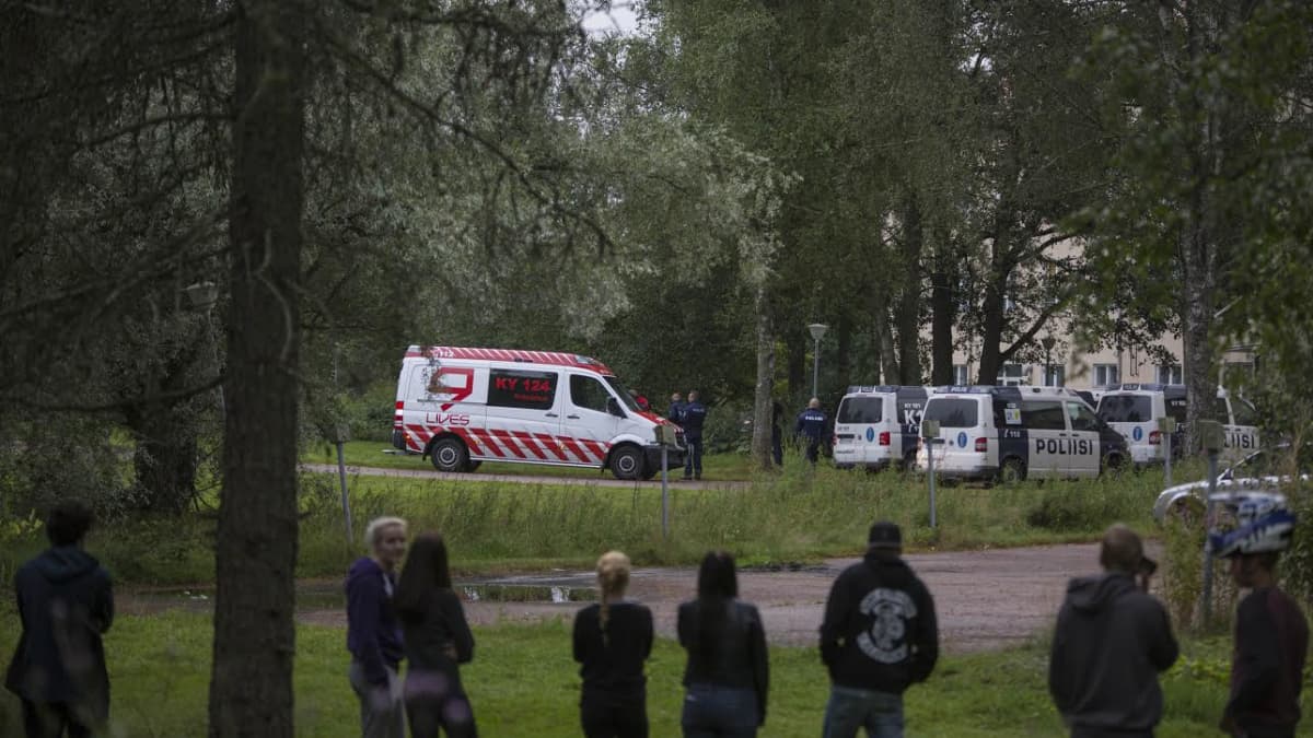 Useita poliisipartioita hälytettiin SPR:n vastaanottokeskukseen Kotkan Laajakoskella. Yksi mies otettiin kiinni epäiltynä tapon yrityksestä