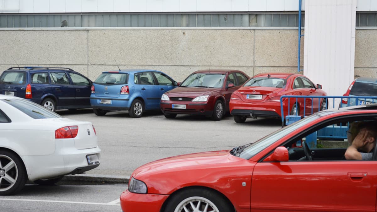 Autojonoa ja parkkerausta keskustassa.