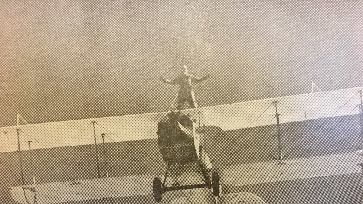 Niilo Salo tekee temppuja lentokoneen päällä.
